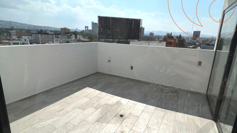 RENTA DE AMPLISIOMO DEPA PENTHOUSE DE DOS NIVELES CON TERRAZA